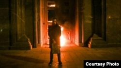 El artista ruso Piotr Pavlenski tras quemar la puerta del KGB en Moscú, Rusia.