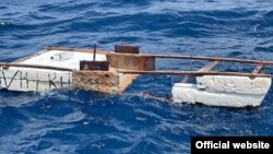 Un buen samaritano encontró a un migrante flotando en esta balsa improvisada, el 28 de agosto de 2021. (Foto de la Guardia Costera de EEUU)