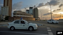 Patrullas de la policía bloquean el acceso al Malecón. (YAMIL LAGE / AFP) 