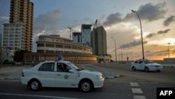 Patrullas de la policía bloquean el acceso al Malecón, en La Habana, durante el toque de queda establecido por el repunte de coronavirus. (YAMIL LAGE / AFP) 