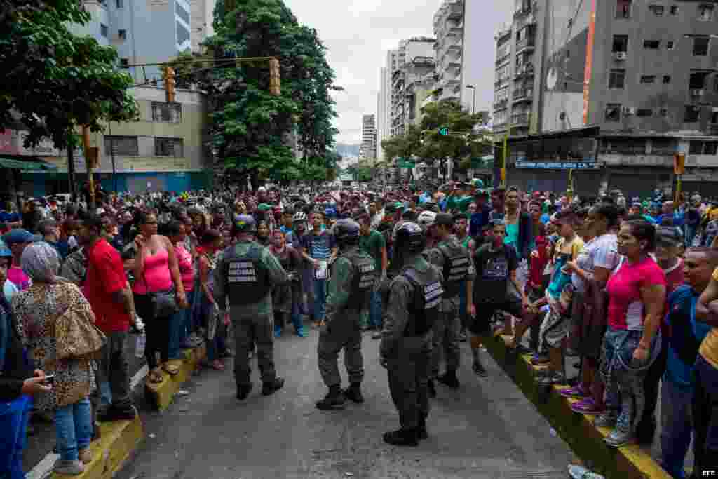 Miembros de la Guardia Nacional Bolivariana (GNB) custodian las calles durante una protesta hoy, jueves 2 de junio del 2016, en el centro de la ciudad de Caracas (Venezuela).