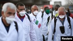 Médicos cubanos enviados a Italia, en marzo de 2020. REUTERS/Daniele Mascolo