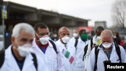 Médicos cubanos enviados a Italia, en marzo de 2020. (REUTERS/Daniele Mascolo).