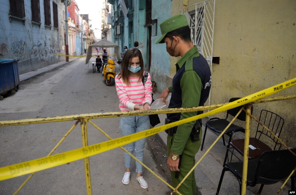 Ein Polizist bewacht den Eingang zu einem Viertel Havannas mit einem Coronavirus-Ausbruch. | Bildquelle: Radio Televisión Martí | Bilder sind in der Regel urheberrechtlich geschützt
