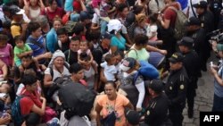 La policía impide a inmigrantes hondureños entrar a la zona fronteriza de Guatemala con México.