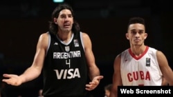 El jugador Luis Scola (i) de Argentina reclama una falta ante Cuba.