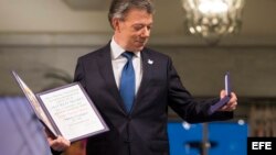 Santos recibe el Nobel de la Paz.