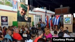 Presidida por la foto del Hermano Mayor: Asamblea de nominación de candidatos municipales en Cuba. 