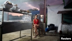 Una cuentapropista vende alimentos en una cafetería privada de La Habana. REUTERS/Alexandre Meneghini