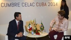  Una fotografía cedida por la Presidencia de México muestra al presidente de México , Enrique Peña Nieto (i), durante una reunión de trabajo con la Presidenta de la República Federativa de Brasil, Dilma Rousseff (d) en La Habana (Cuba). 