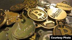 Representación física de la moneda virtual bitcoin. Foto: BTC Keychain