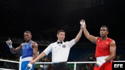 Arlen Lopez del equipo Cuba (rojo) vence a Christian Mbilli de France