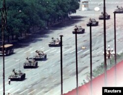 La fotografía de Arthur Tsang de los tanques avanzando hacia la Plaza de Tiananmen el 5 de junio de 1989. REUTERS/Arthur Tsang