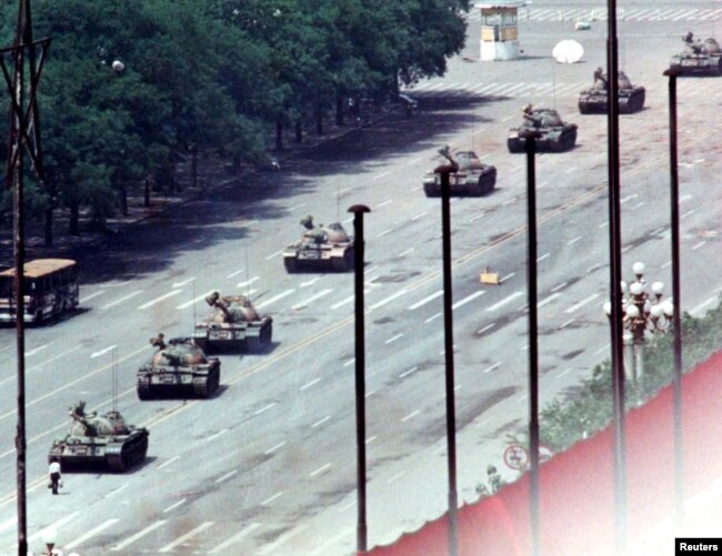 La fotografía de Arthur Tsang de los tanques avanzando hacia la Plaza de Tiananmen el 5 de junio de 1989. REUTERS/Arthur Tsang