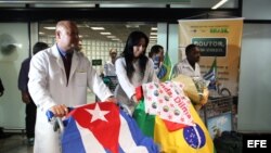 Médicos cubanos llegan al aeropuerto de Brasilia en agosto del 2013.