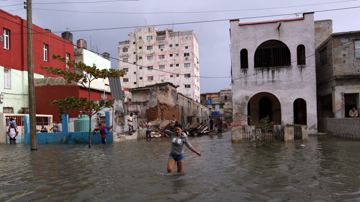 Fuerte oleaje inunda varias zonas de La Habana