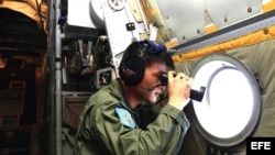 Un soldado que participa en la búsqueda del avión desaparecido de la aerolínea Malaysia Airlanes