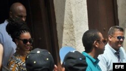 La cantante estadounidense Beyonce y su esposo, el rapero Jay-Z (2-d), en el centro histórico de La Habana (Cuba). La pareja se encuentra en la Isla junto a otros familiares celebrando su quinto aniversario de bodas. EFE/Str