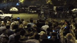 RFE/RL Policías y manifestantes en Ereván.
