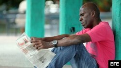 Un hombre lee el periódico Granma.