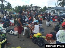 Los migrantes cubanos esperan unirse en una caravana rumbo a EEUU.