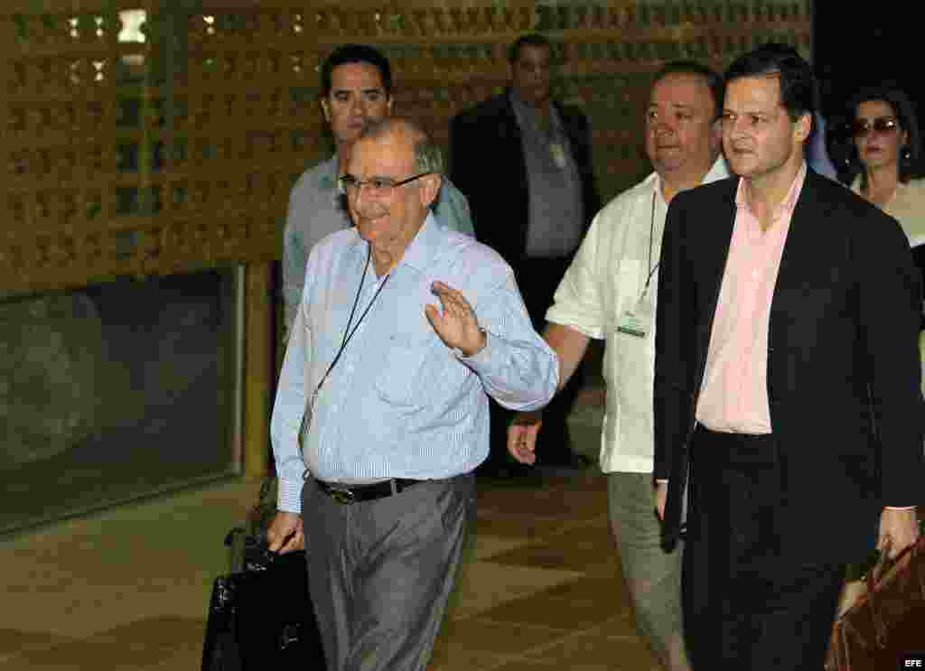 El exvicepresidente de Colombia y líder del equipo negociador del Gobierno de Colombia, Humberto de La Calle (c), es visto su llegada con los negociadores, Frank Pearl (i), Luis Carlos Villegas (2-d) y Sergio Jaramillo (d), al Palacio de las Convenciones.