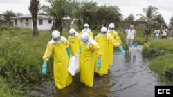 Un equipo transporta el cadáver de una víctima del ébola en Liberia.