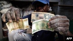 Ante los temores del impacto social que traerá la unificación monetaria, las autoridades han tomado la opción más lenta y agónica, afirma economista.