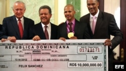 De izquierda a derecha, el vicepresidente dominicano Rafael Alburquerque, el presidente dominicano, Leonel Fernández, el medallista olímpico Félix Sánchez, oro en los 400 metros vallas, y el ministro de deportes, Jay Payano.