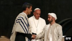 El papa Francisco (c) junto con un musulmán y a un judío durante un oficio multireligioso en el Memorial del 11-S en Nueva York.