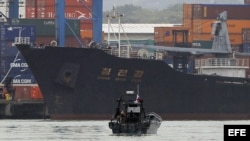 Vista del barco norcoreano Chong Chon Gang, atracado en el muelle de Manzanillo de la ciudad de Colón, en Panamá.