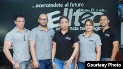 Elizabeta Castro Ferrera (al centro) ha logrado abrir una sucursal de su negocio.