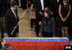 El entonces vicepresidente de Venezuela, Nicolás Maduro sostiene una réplica de la espada de Bolívar durante el funeral de Chávez.