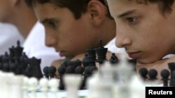 Foto Archivo. Cubanos participan en una simultánea en Cuba contra el Gran Maestro Anatoly Karpov en 2004. REUTERS/Claudia Daut CD