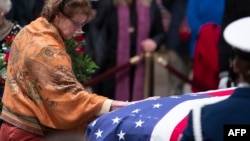 Estadounidenses rinden homenaje a George H. W. Bush en la rotonda del Capitolio.