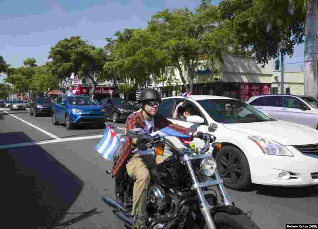 La Caravana por el Cambio en Cuba, con vehículos debidamente identificados, portó banderas cubanas durante su recorrido por distintas calles de Miami, Estados Unidos, y con el mensaje de luchar por un verdadero y definitivo cambio en la isla.