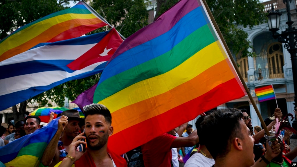 Activistas de la comunidad LGBTI en Cuba durante una marcha espontánea contra la homofobia el 11 de mayo de 2019, que fue reprimida por la policía. AP Photo/Ramon Espinosa