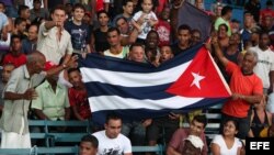 Seguidores del equipo de Cuba en el estadio Latinoamericano en La Habana (Cuba).