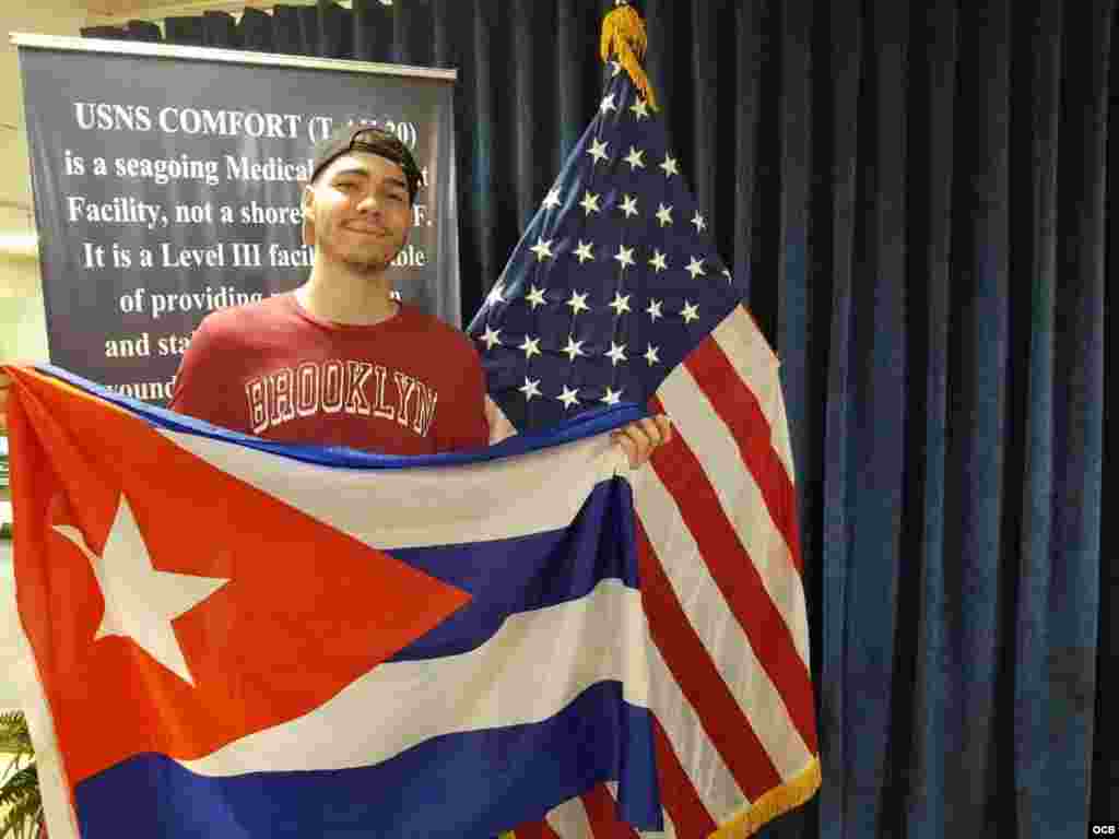 Erick Reyes &quot;Cuco&quot; despliega la bandera cubana en el buque hospital de EEUU en se&#241;al de agradecimiento.