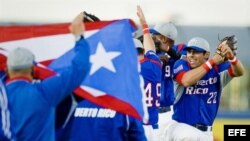 Los beisbolistas de Puerto Rico celebran su victoria ante Holanda el sábado 21 de julio de 2012, en el juego de la semifinales de la Semana del Béisbol de Holanda, que se disputa en Haarlem, Holanda. EFE/Robin van Lonkhuijsen