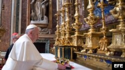 Fotografía facilitada por el Observatore Romano que muestra al papa Francisco rezando en la basílica Santa María, la Mayor en Roma (Italia) hoy, jueves 14 de marzo de 2013.