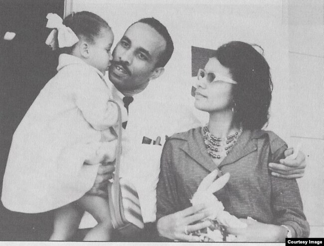Oliva con su esposa y su hija.
