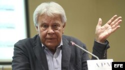 Felipe González durante la rueda de prensa en la Asociación de la Prensa de Madrid, tras regresar de su viaje a Caracas.