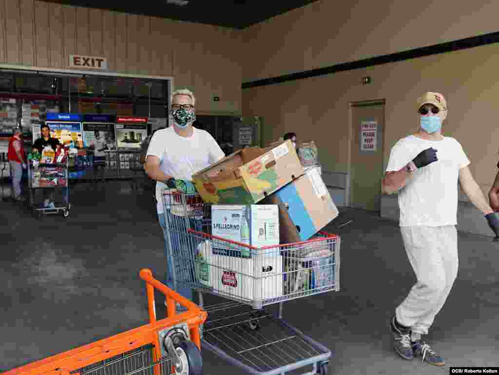 Residentes del Sur de la Florida salen a realizar sus compras de primera necesidad.