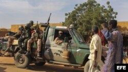 Soldados malienses en la localidad de Gossi, cerca de Gao, Mali.
