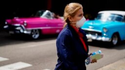 Una mujer usa una máscara como protección contra el coronavirus en La Habana.