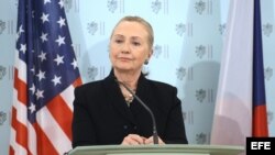 La secretaria de estado estadounidense, Hillary Rodham Clinton, ofrece una rueda de prensa en el Palacio Cernin durante su visita a Praga (República Checa). 