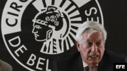 Los escritores Jorge Edwards (i) y Mario Vargas Llosa durante la conferencia de prensa que hoy, miércoles 25 de julio de 2012, ofrecieron en Madrid, en la que presentaron el "Llamado a la concordia", un manifiesto firmado por intelectuales y personalidade