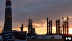 Vista general de la refinería de petróleo "Camilo Cienfuegos". Foto Archivo