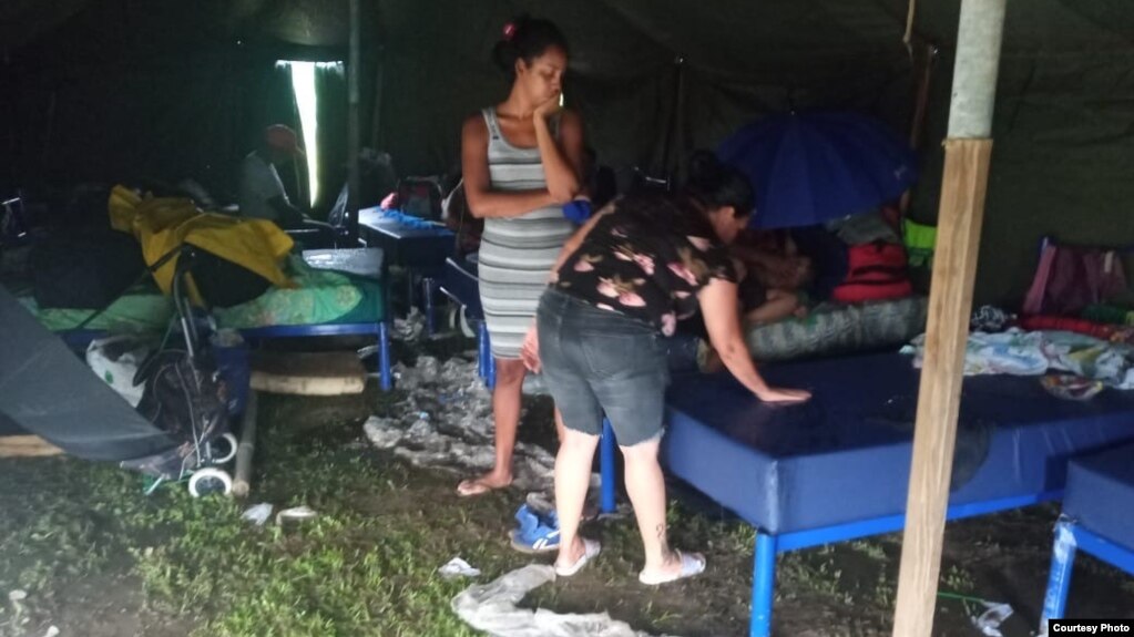 Migrantes cubanos en campamento de La Cruz, Costa Rica. (Foto: Cortesía)